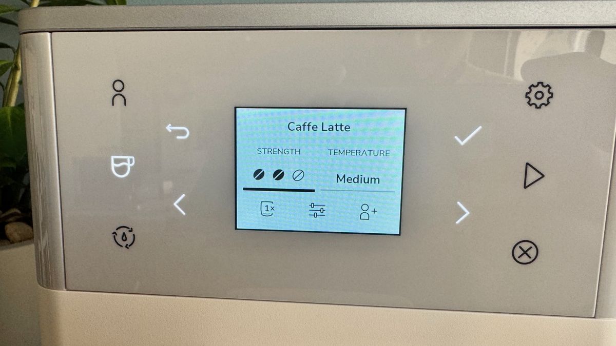 Coffee customizatio menu screen on KitchenAid KF3
