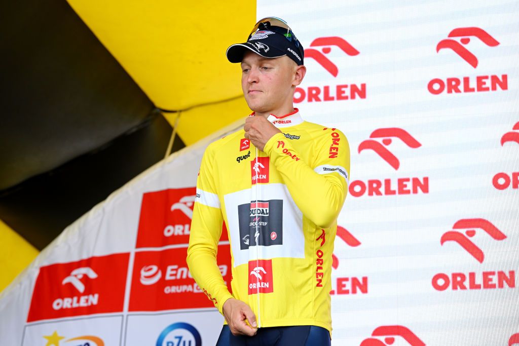 Tim Merlier (Soudal-Quick Step) takes the leader&rsquo;s jersey after winning stage 1