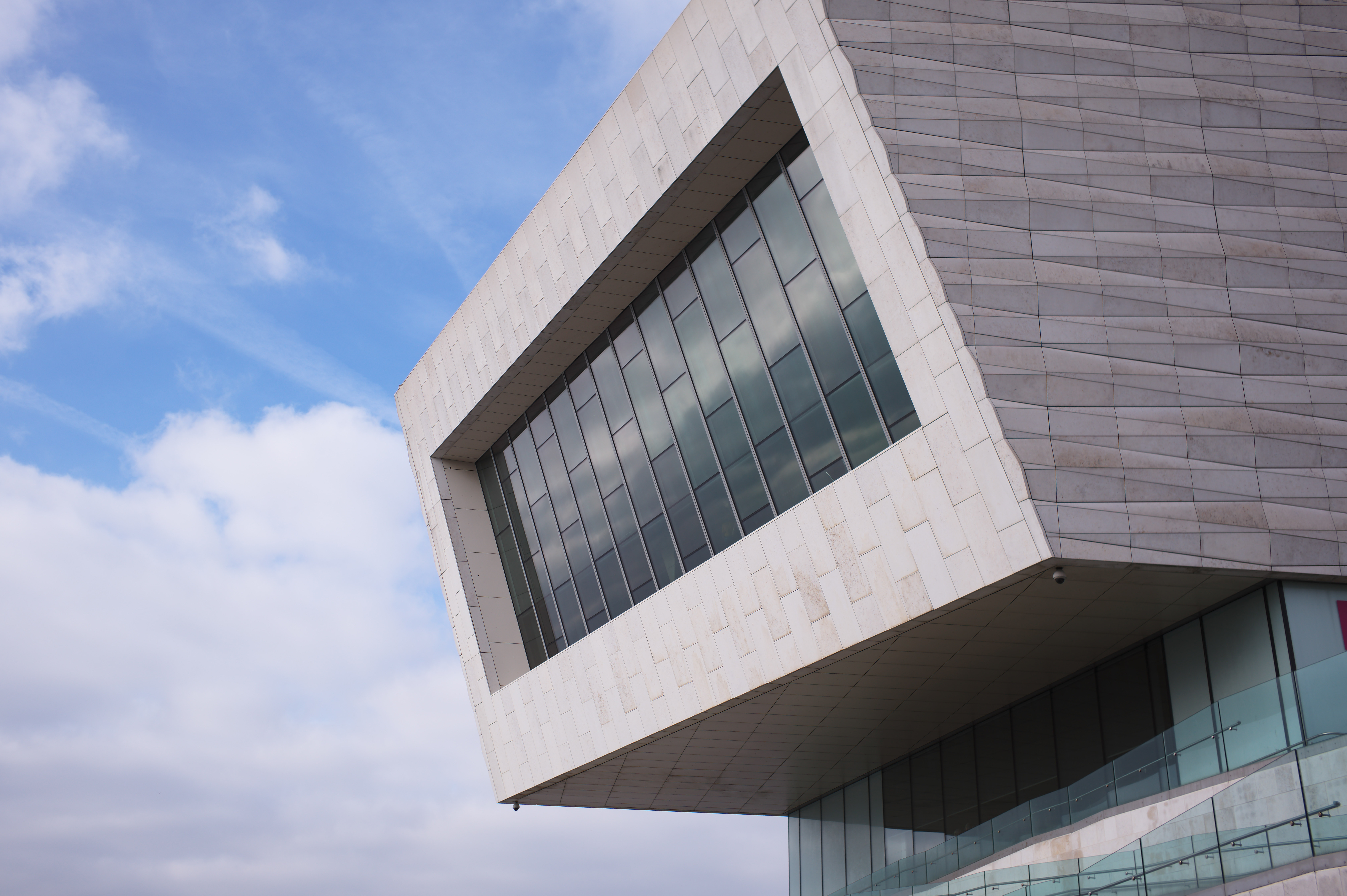 Liverpool museum in front of a blue and cloudy sky