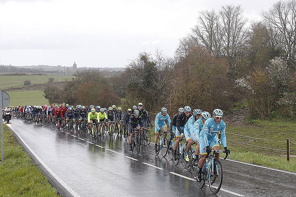 The peloton racing on wet roads