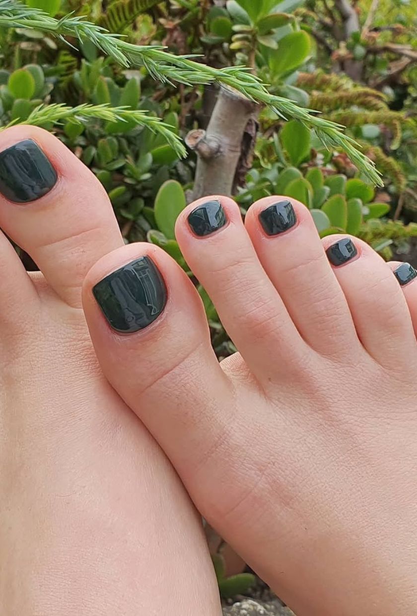 @nailsbyaimeegc shows a deep moss pedicure
