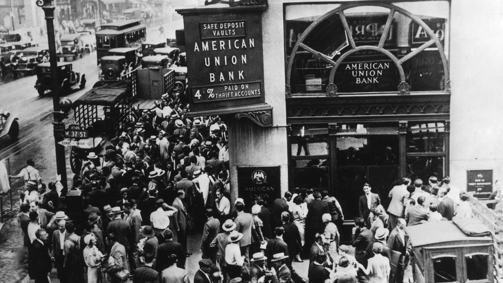 Chaos outside the American Union Bank of New York in 1931