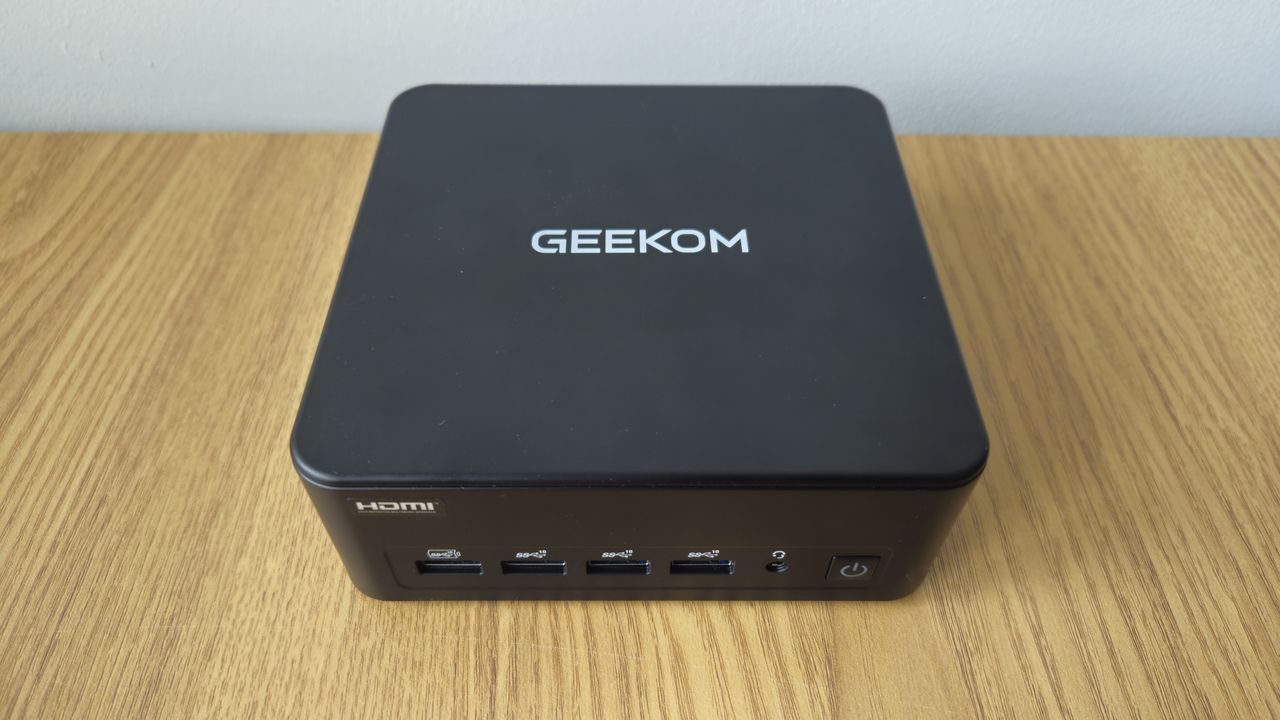 The Geekom ITI3 on a desk
