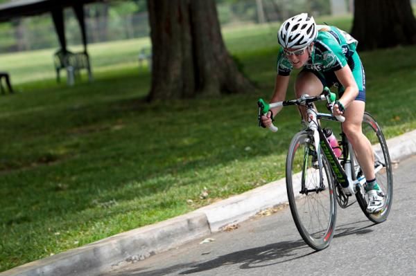 Erinne Willock (Webcor) launches an attack with two laps to go.