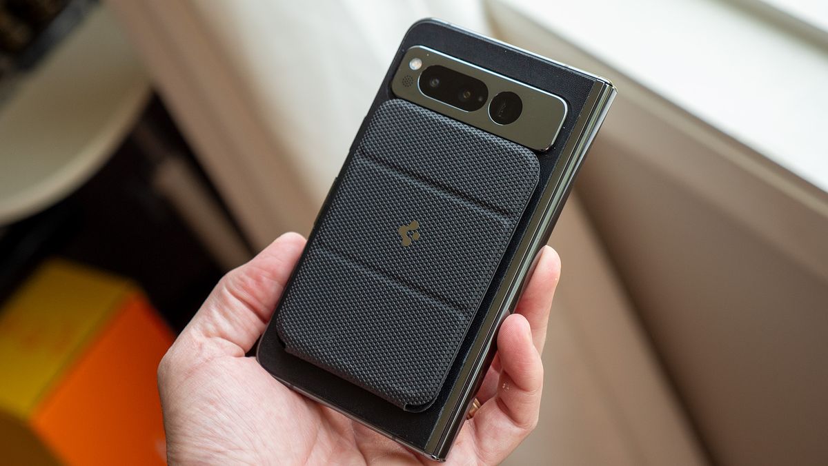 Using the Spigen MagSafe wallet case on the Google Pixel Fold