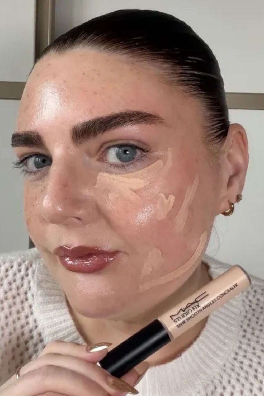 Laura Pearson with the MAC Studio Fix 36HR Smooth Angles Concealer applied