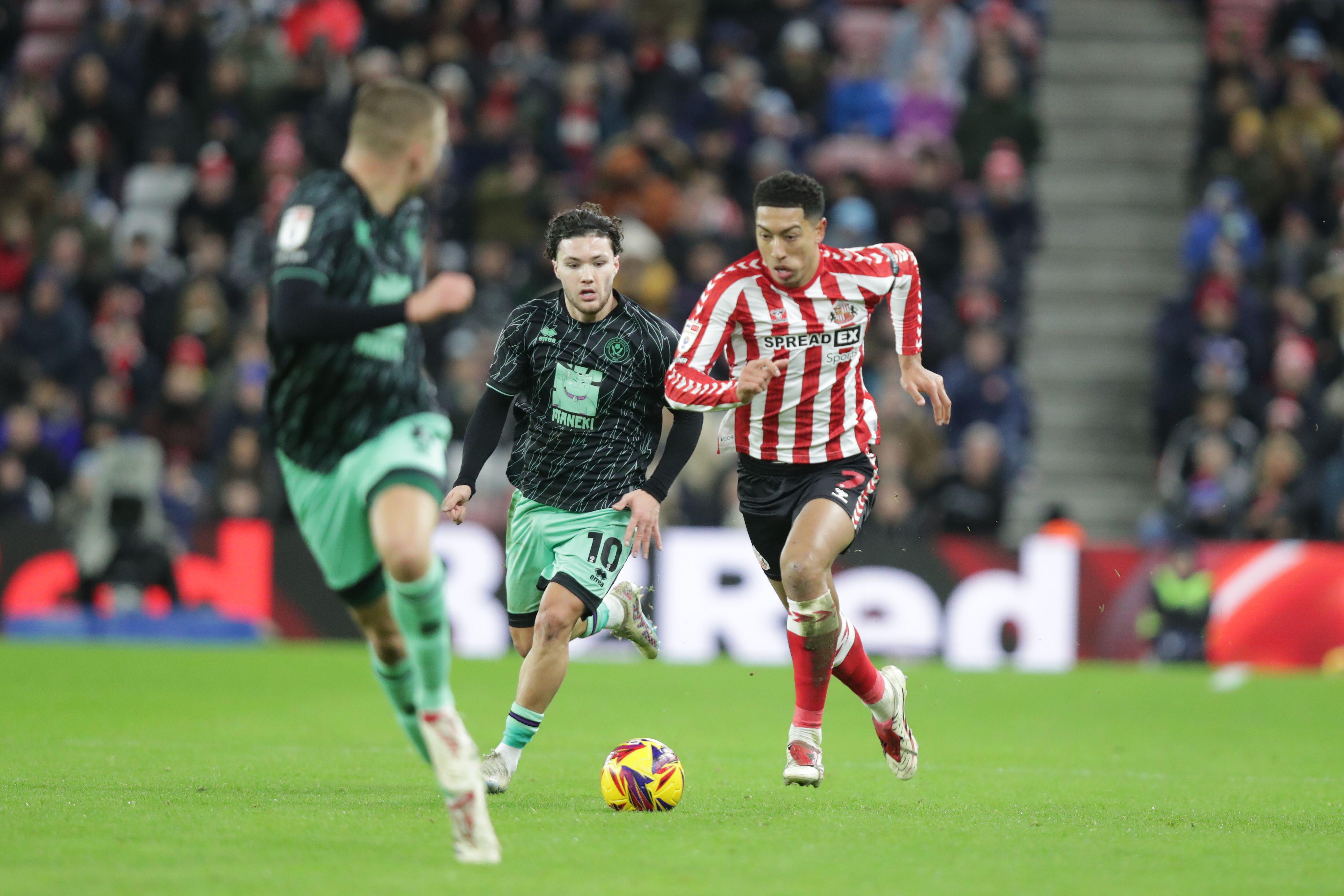 Sunderland's Jobe Bellingham and Sheffield United's Callum O'Hare compete for the ball, January 2025
