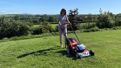 Reviewing the Cobra MX51S80V cordless lawn mower on a large lawn