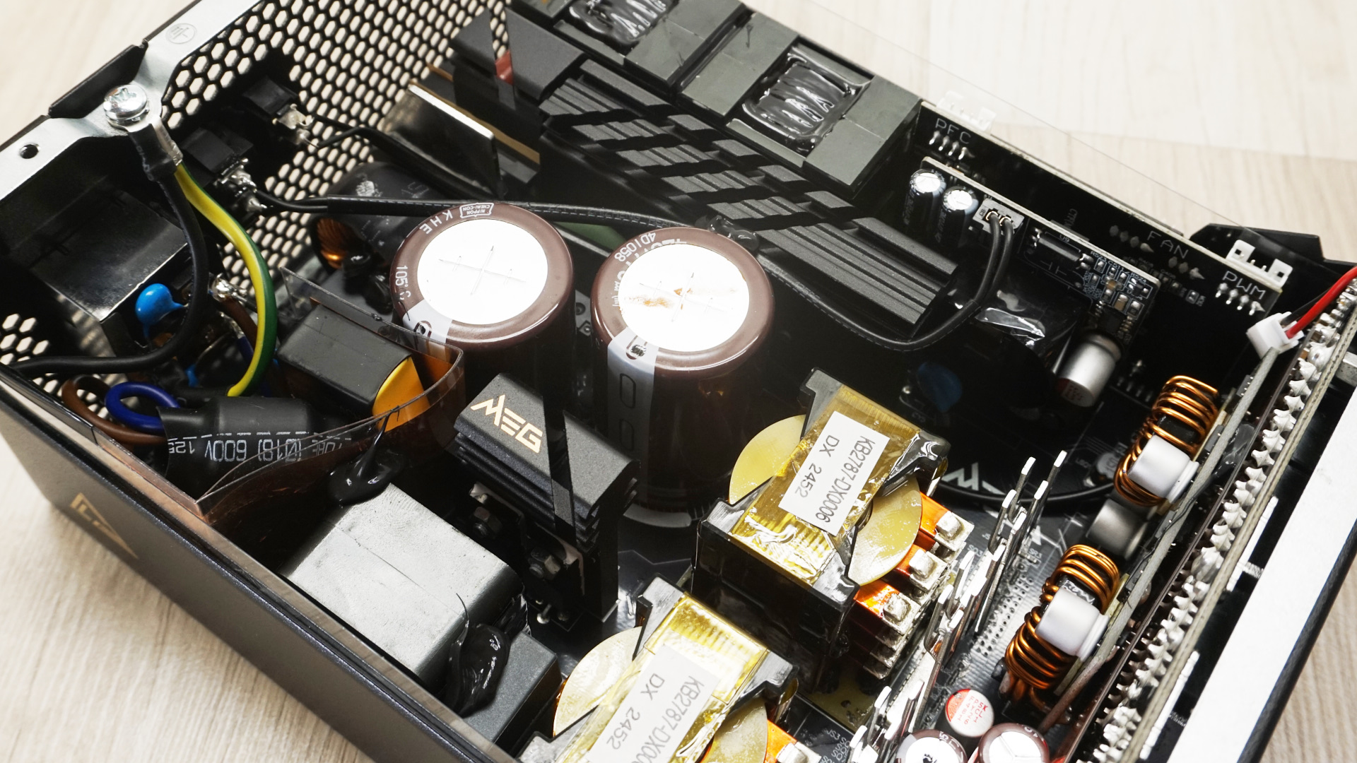 MSI MEG AI1600T PCIE5 Titanium PSU