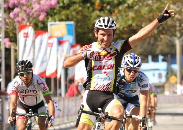 Edgurdo Simon (Padaria Real / Caloi / CEU Azul / Alimentos) punches the air as he crossed the finish line in first position.