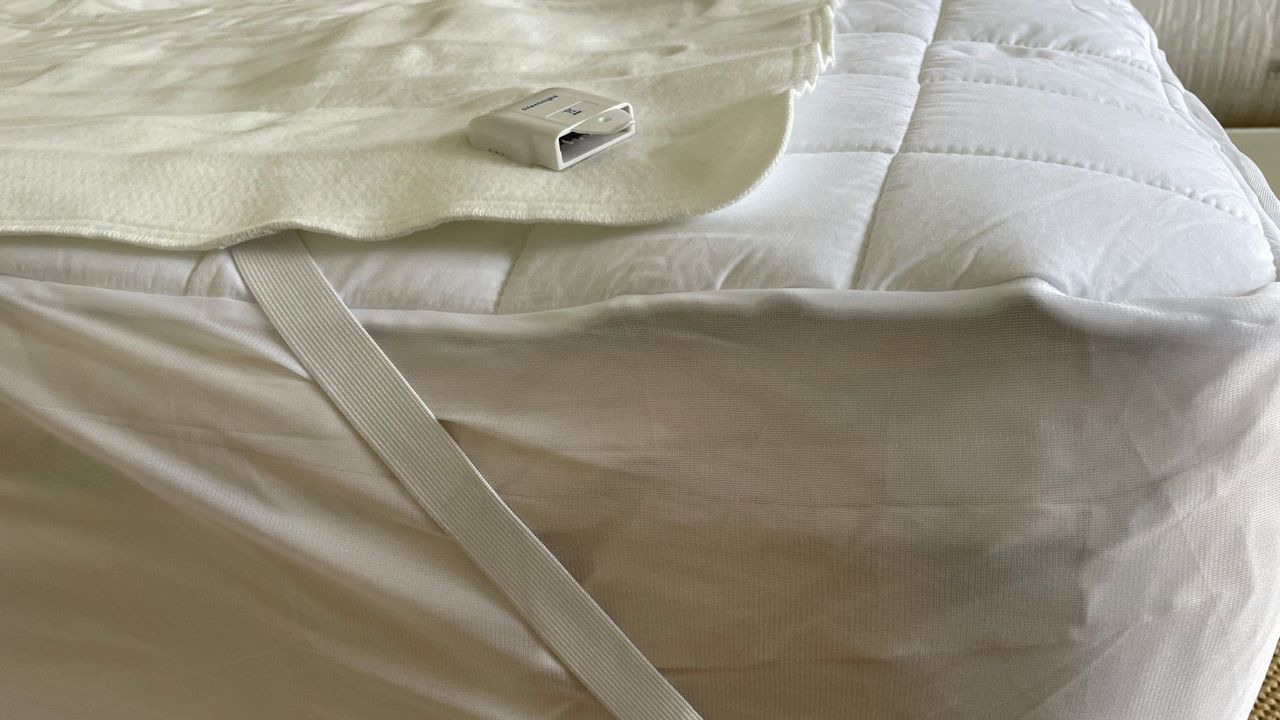 Silentnight Comfort Control Electric Blanket with the elastic strap around the bed
