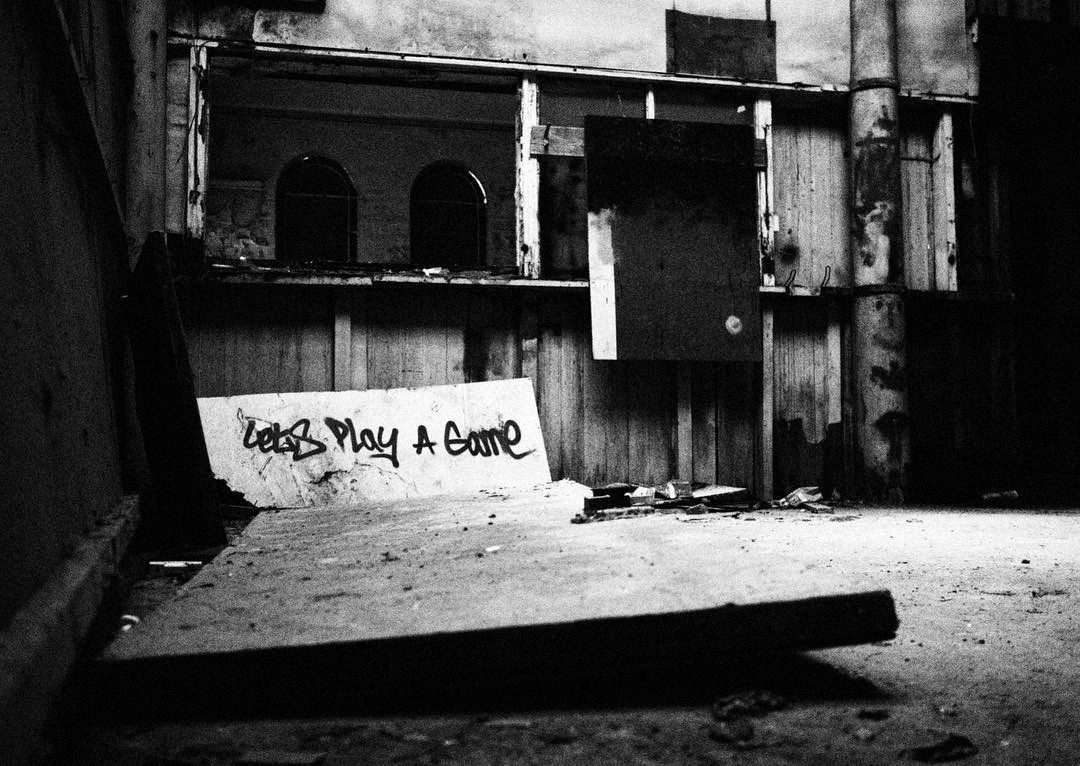 Black-and-white photography exhibiting a high degree of grain