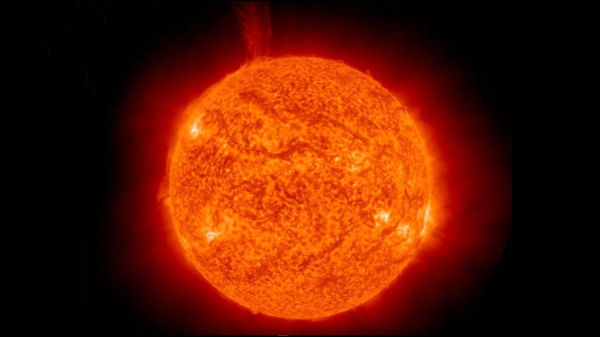 This solar eruption was so powerful it warped the sun's magnetic field (video)