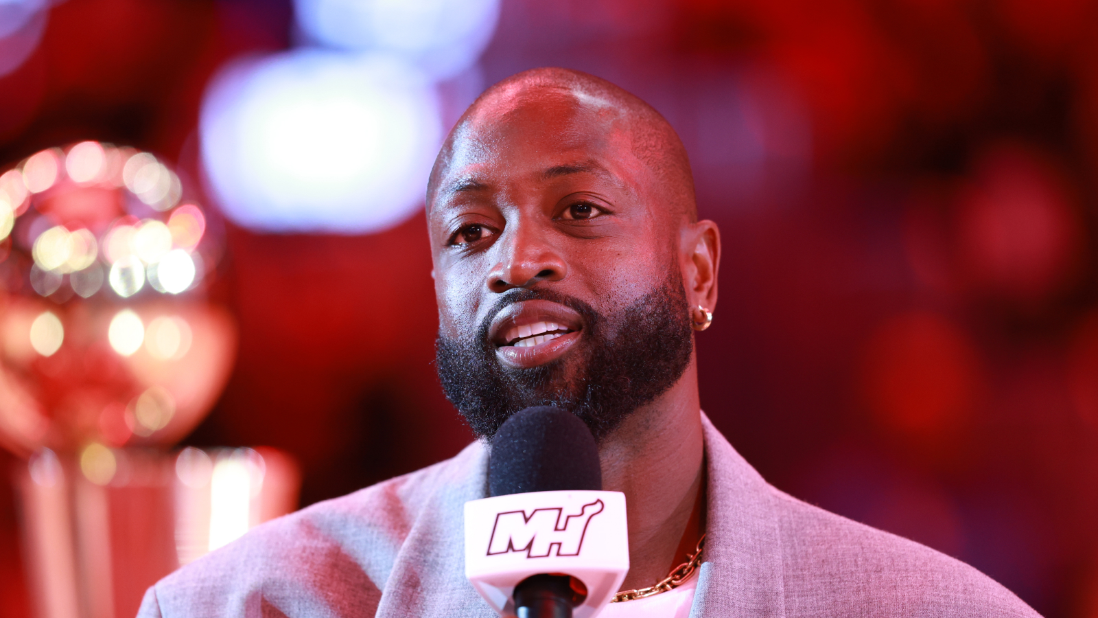 Dwayne Wade em um evento com um microfone.