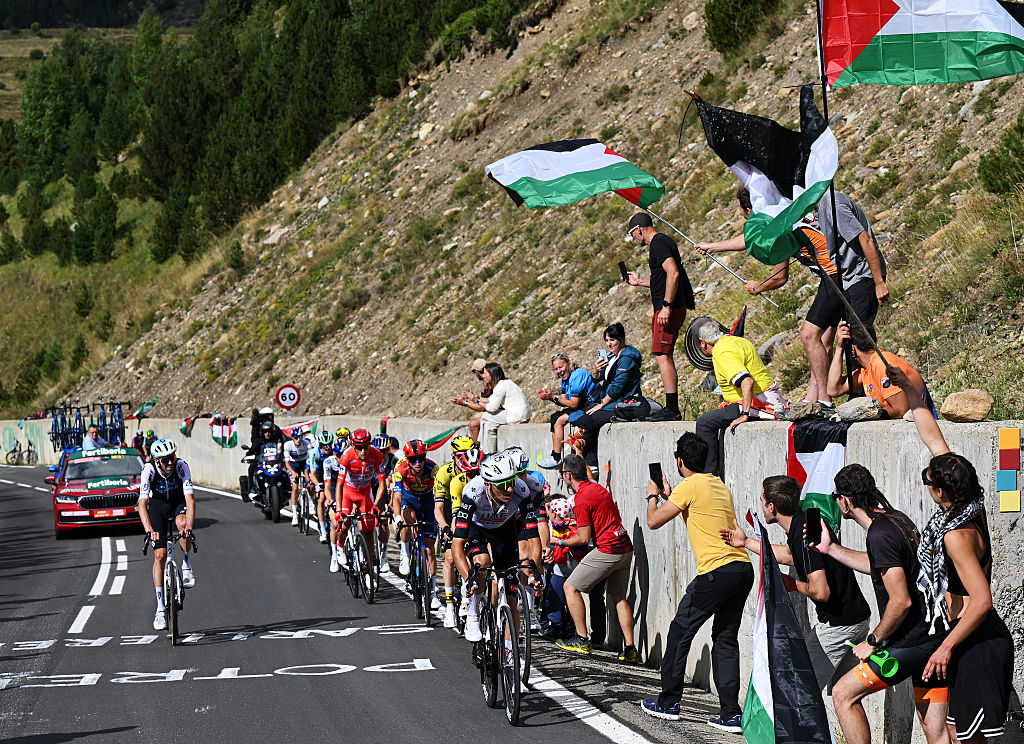 CERLER. HUESCA LA MAGIA, SPAIN - AUGUST 29: A general view of Torstein Traeen of Norway and Team Bahrain - Victorious - Red Leader Jersey, Giulio Ciccone of Italy and Team Lidl - Trek and Marc Soler of Spain and UAE Team Emirates - XRG compete while a group of fans protest displaying Palestinian flags during the La Vuelta - 80th Tour of Spain 2025, Stage 7 a 188km stage from Andorra la Vella to Cerler. Huesca La Magia 1910m / #UCIWT / on August 29, 2025 in Cerler. Huesca La Magia, Spain. (Photo by Dario Belingheri/Getty Images)