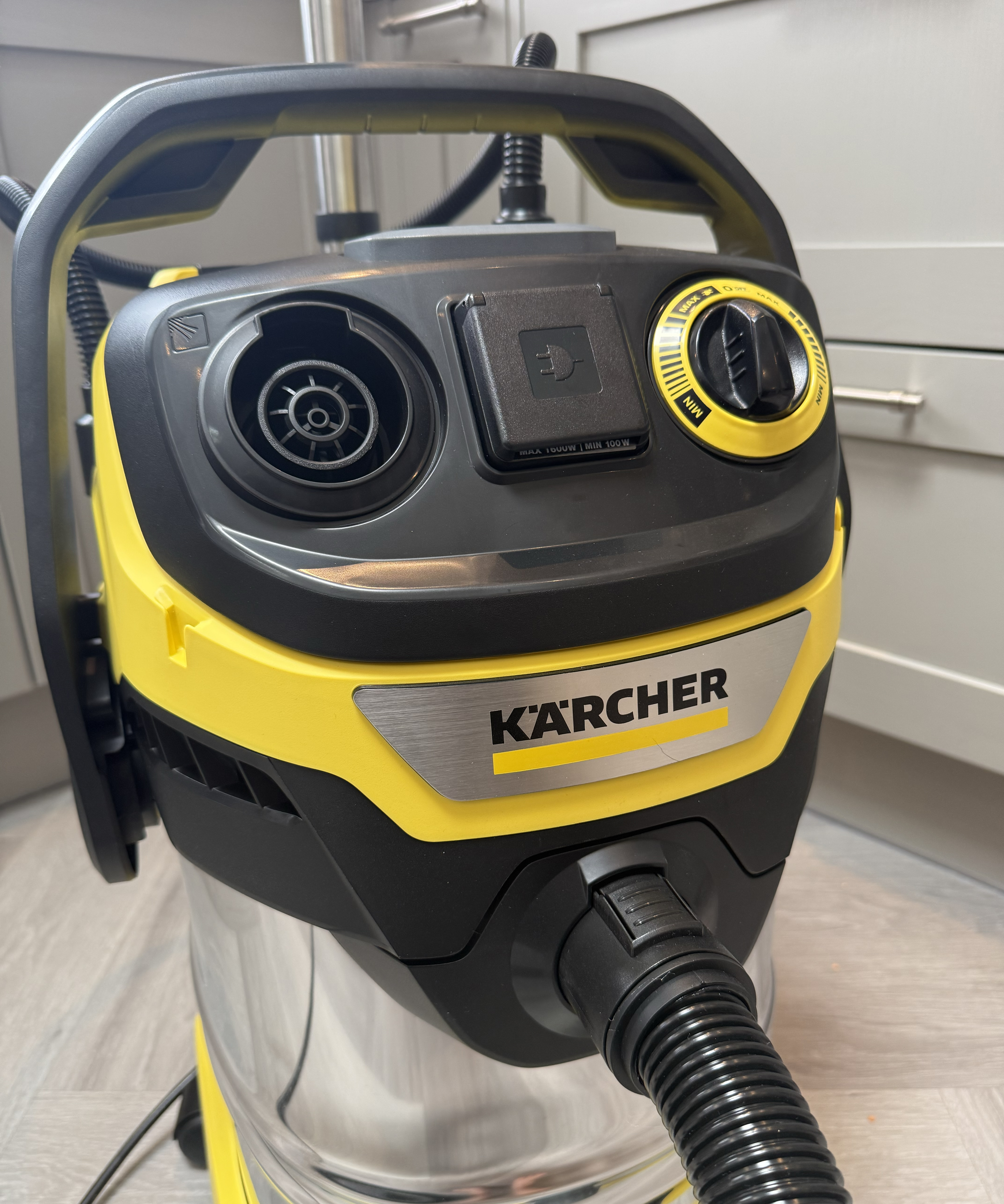 Front of the K&amp;auml;rcher WD 6 P wet and dry vacuum cleaner with hose attached, control dial and power socket