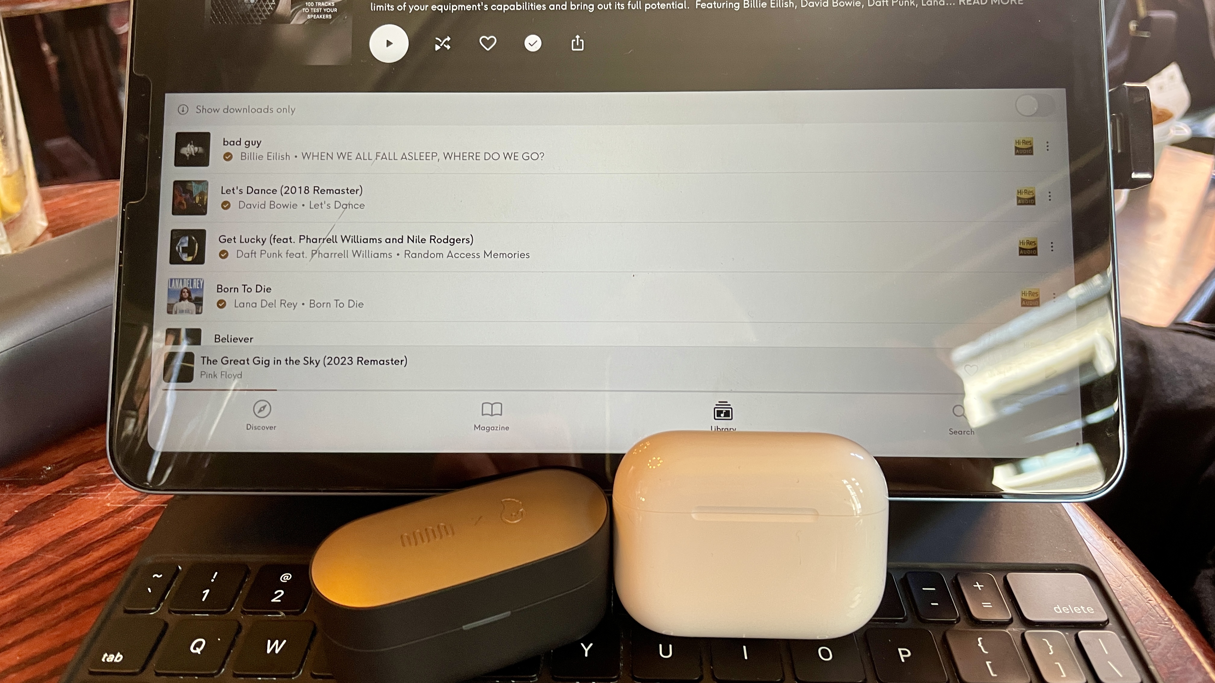 Status Audio Pro X GoldenSound, próximo ao AirPos ou portátil, apresentando detalhes dourados