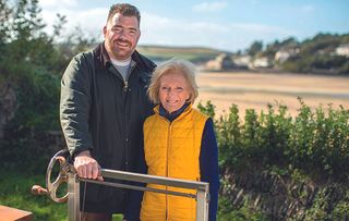 In this ‘great outdoors’-themed episode, Mary heads to windy north Cornwall to be inspired by its wonderful seafood and make some picnic and barbecue favourites.