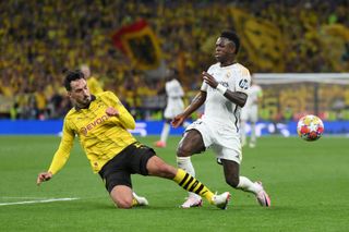 Vinicius Junior of Real Madrid is challenged by Mats Hummels of Borussia Dortmund during the UEFA Champions League 2023/24 Final match between Borussia Dortmund and Real Madrid CF at Wembley Stadium on June 01, 2024 in London, England. (Photo by David Ramos/Getty Images)