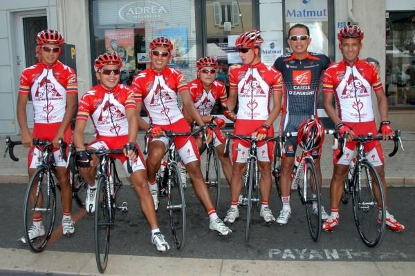 The Colombian team poses before the start.