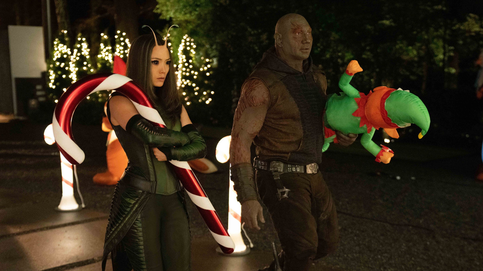 Drax y Mantis abrazan algunas decoraciones de Navidad en Guardianes de la Galaxia: Especial Felices Fiestas