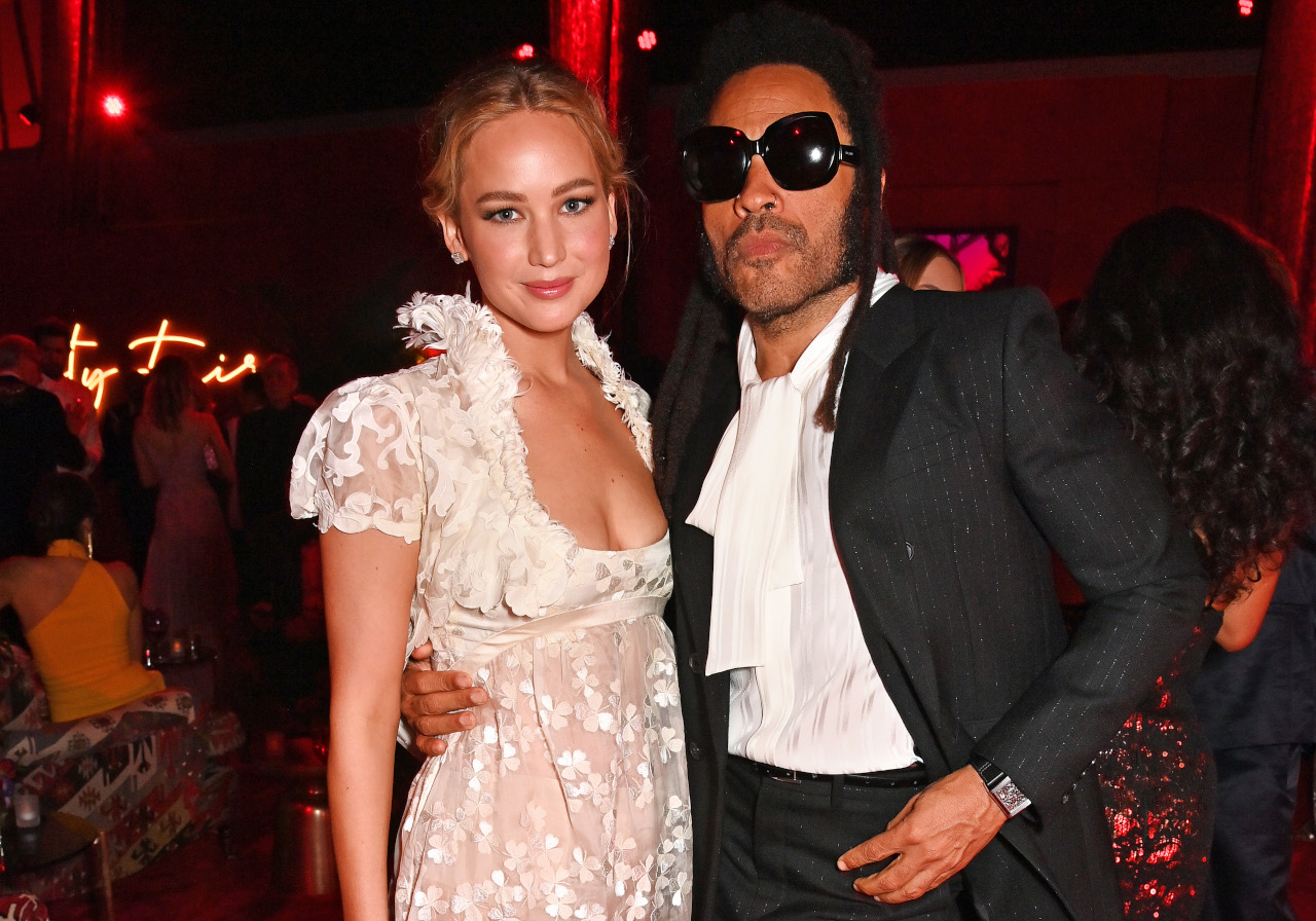 BEVERLY HILLS, CALIFORNIA - MARCH 10: EXCLUSIVE ACCESS, SPECIAL RATES APPLY Jennifer Lawrence and Lenny Kravitz attend the 2024 Vanity Fair Oscar Party Hosted By Radhika Jones at Wallis Annenberg Center for the Performing Arts on March 10, 2024 in Beverly Hills, California.