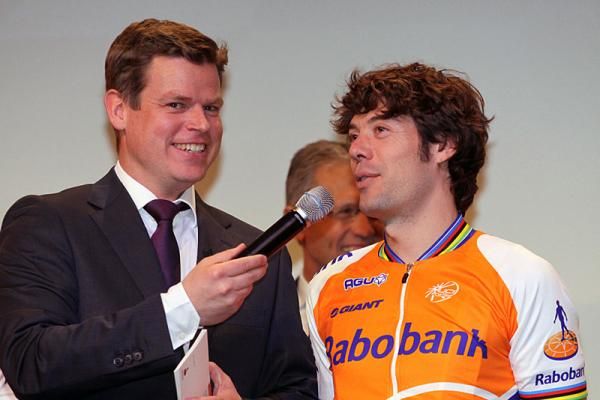 Rabobank press officer Luuc Eisenga has a word with three-time world champion Oscar Freire.