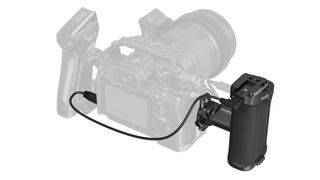 a graphic of the SmallRig Rotating Side Handle with Trigger Rec attached to camera with cable