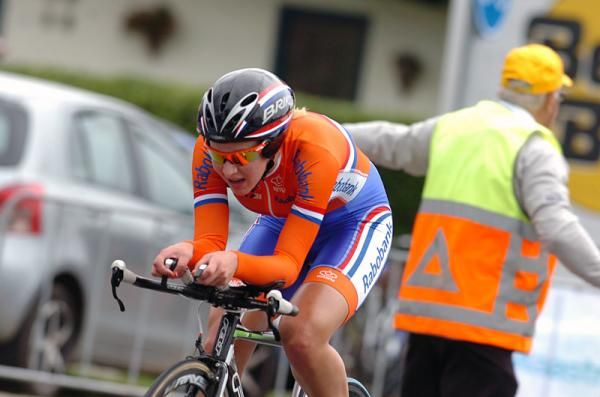 Demi De Jong (Netherlands) powers to a third place finish and bronze medal.