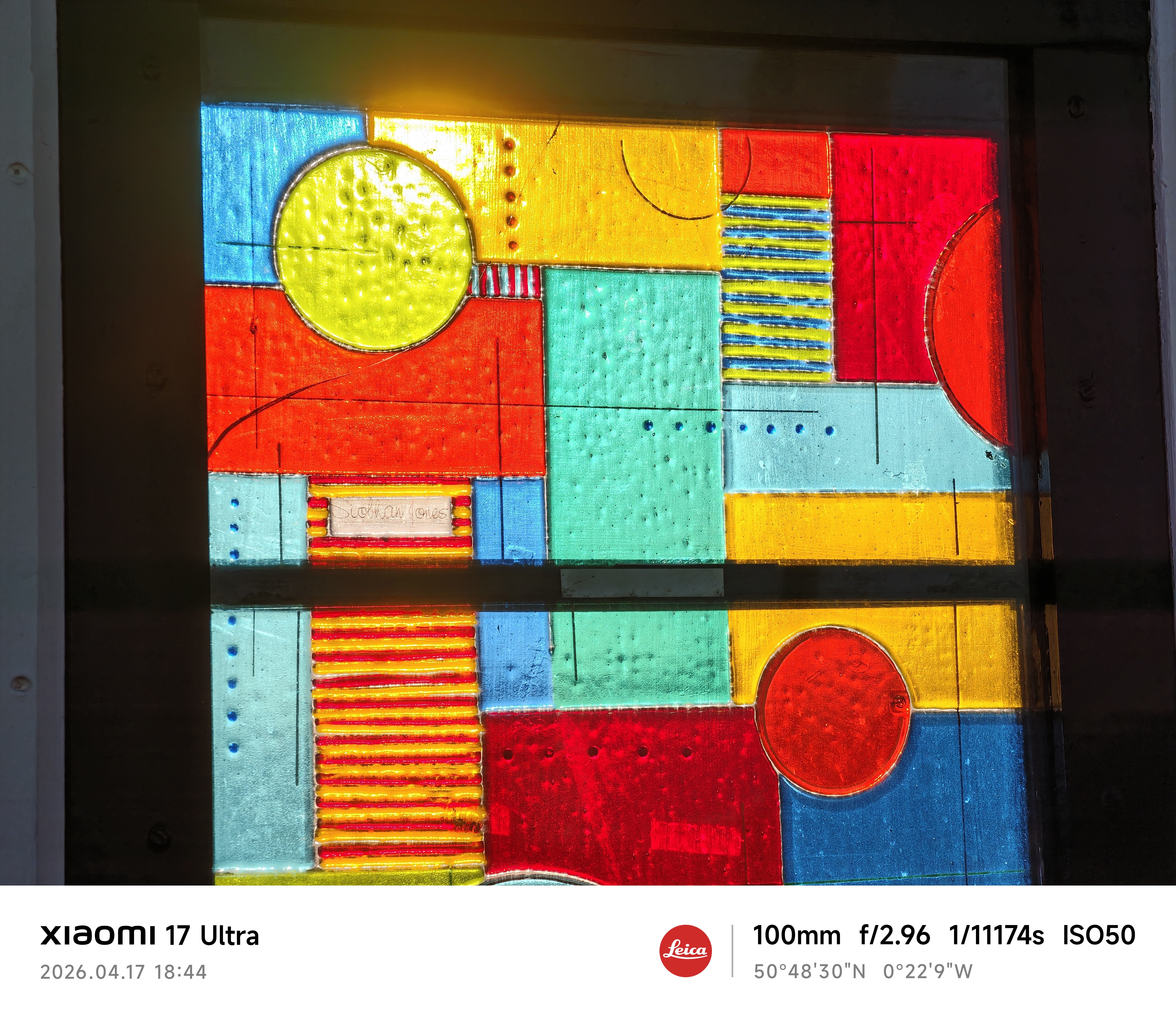 Xiaomi 17 Ultra camera sample high contrast stained glass 4.3x zoom