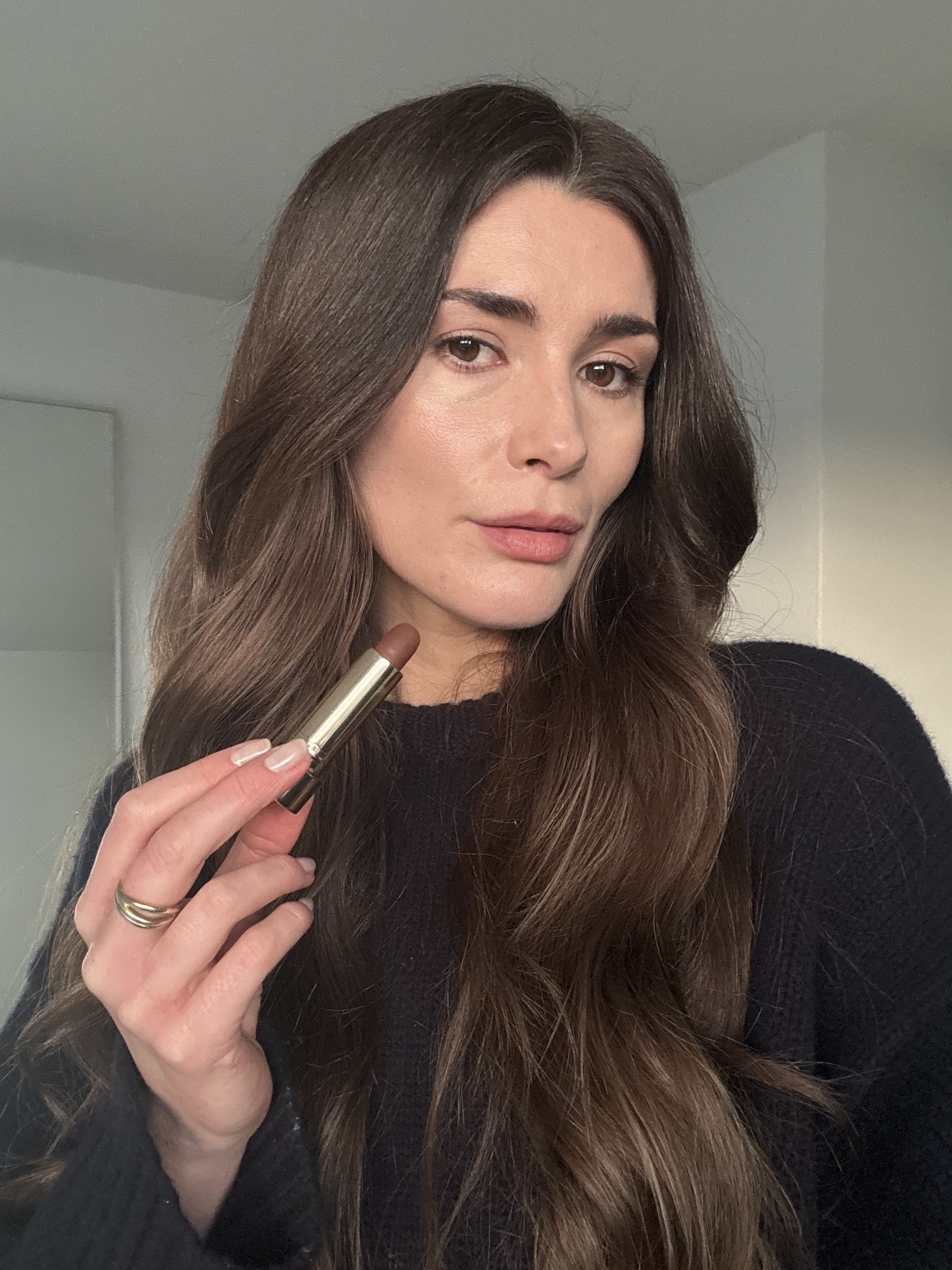 Eleanor applying Merit Lip Blush in Bespoke