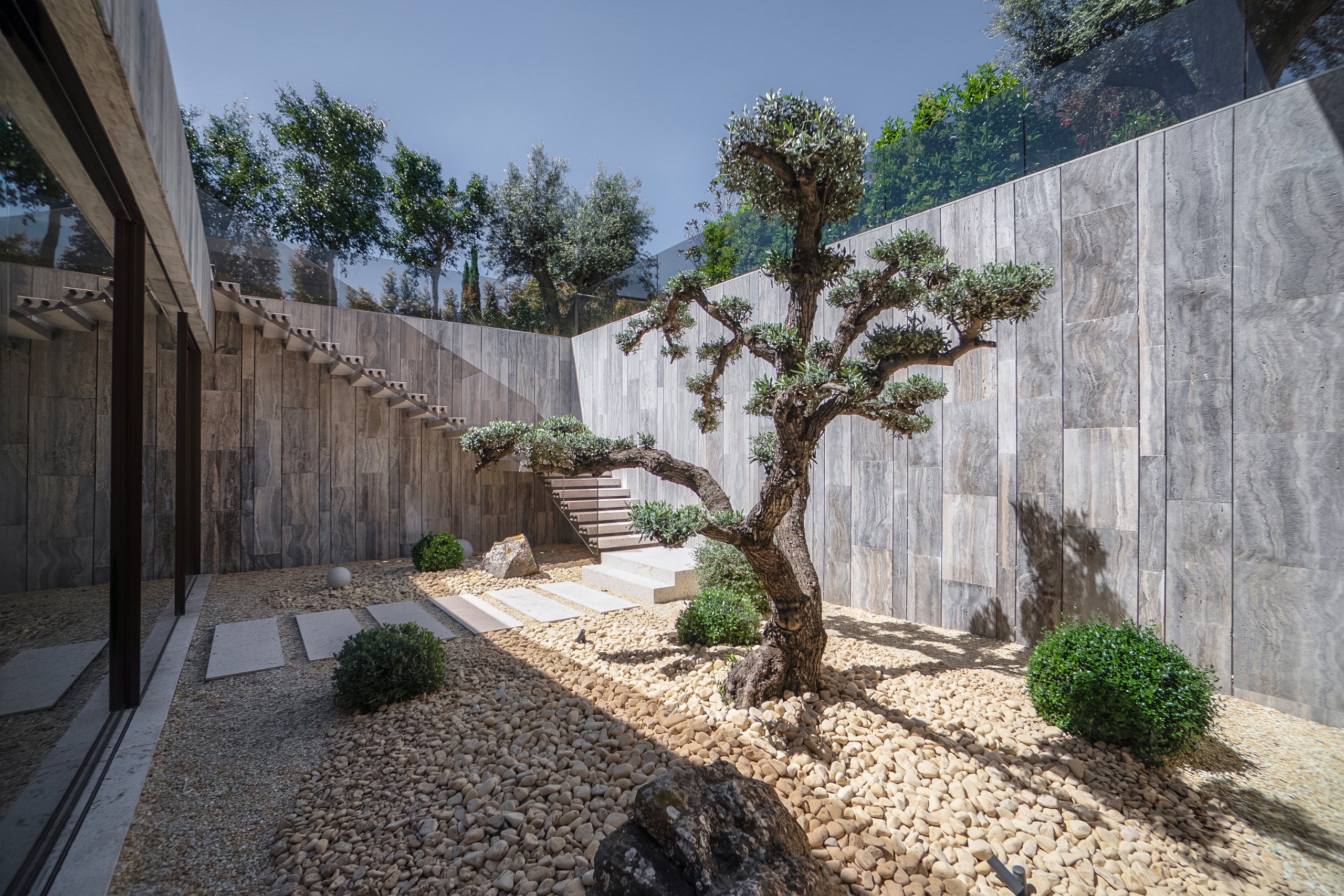 Villa ENSO by ARK Architects in Sotogrande, a luxurious villa with concrete and stone surfaces and swimming pools