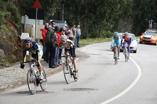 The early four-man break goes for the Sprint classification in Marmelete.