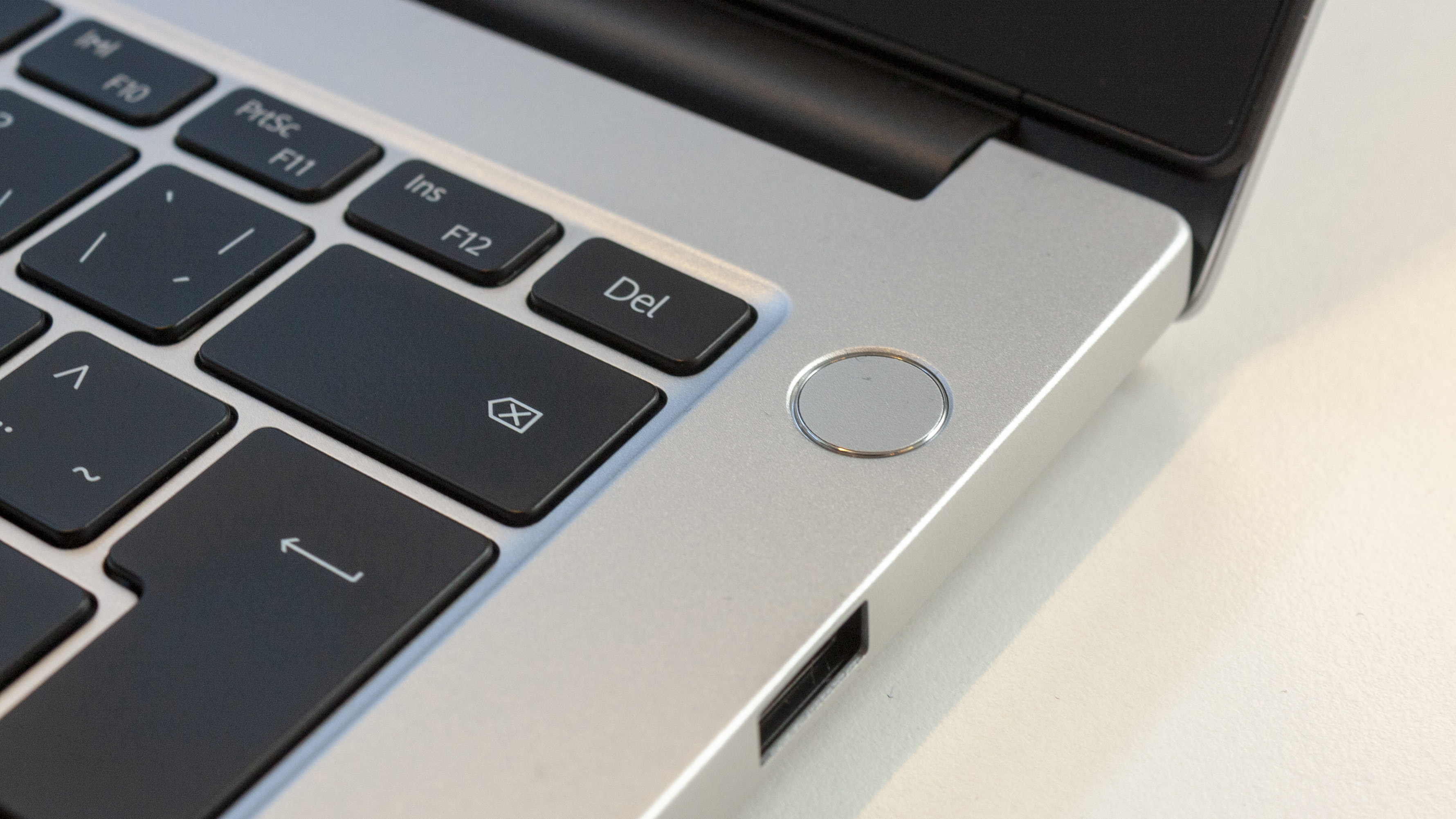 Fingeraftrykslæseren på Huawei Matebook D 14