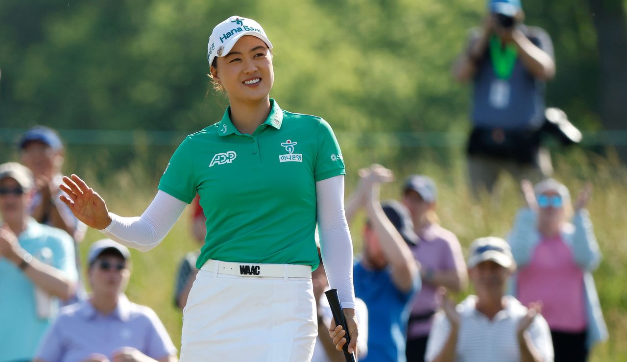 Minjee Lee waves to the crowd on the 18th green