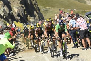 Jumbo-Visma lead the bunch onto l'Alpe d'Huez on stage 12