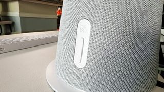 HP Chromebase All-in-One 22 speaker and volume buttons
