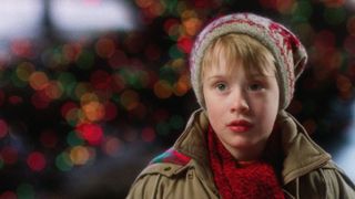 Yksin kotona -elokuvan päähenkilö Kevin McCallister katsoo yksin kameraa kohti