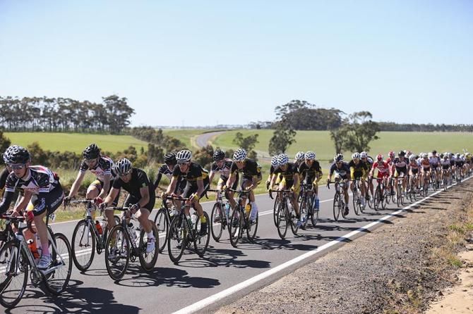 The peloton heads towards Warnambool.