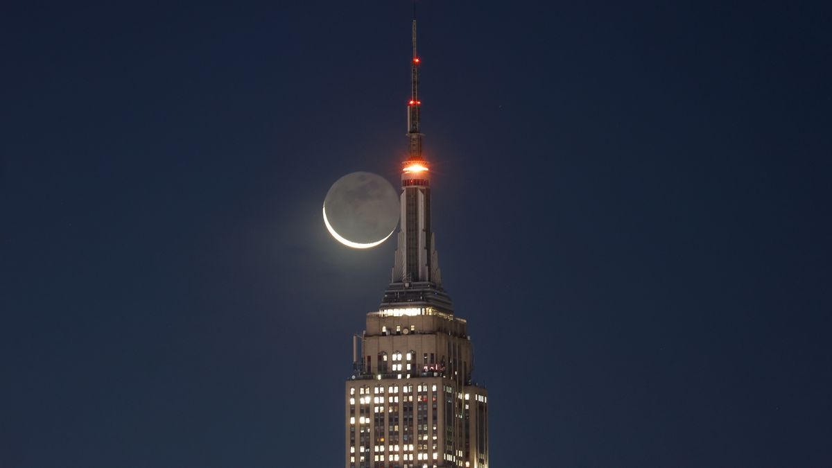 Earthshine will reveal the moon's hidden face this week — here's how to see it