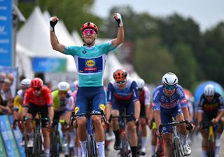 Stage 3 - Renewi Tour: Jonathan Milan outsprints Jasper Philipsen for stage 3 victory