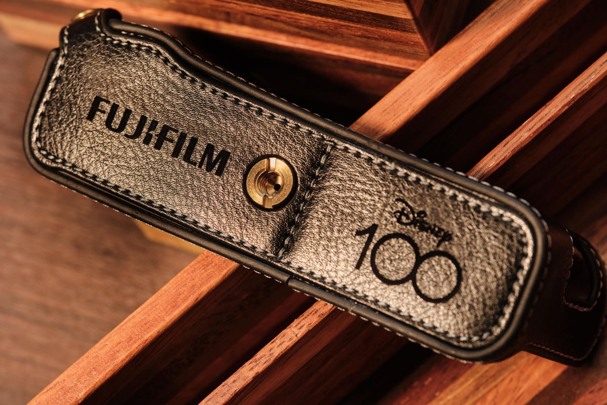 Fujifilm X100V Disney Mickey and Friends Edition