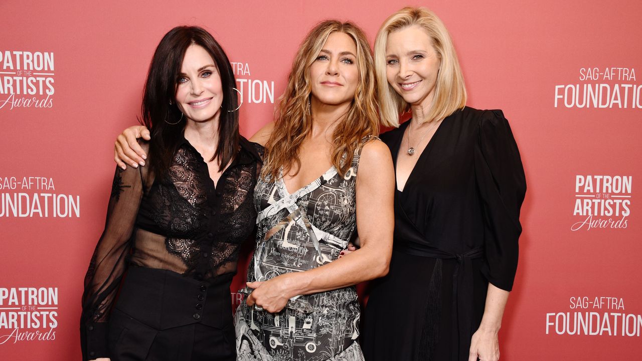 beverly hills, california november 07 l r courteney cox, winner of the artists inspiration award jennifer aniston and lisa kudrow attend sag aftra foundations 4th annual patron of the artists awards at wallis annenberg center for the performing arts on november 07, 2019 in beverly hills, california photo by gregg deguiregetty images for sag aftra foundation