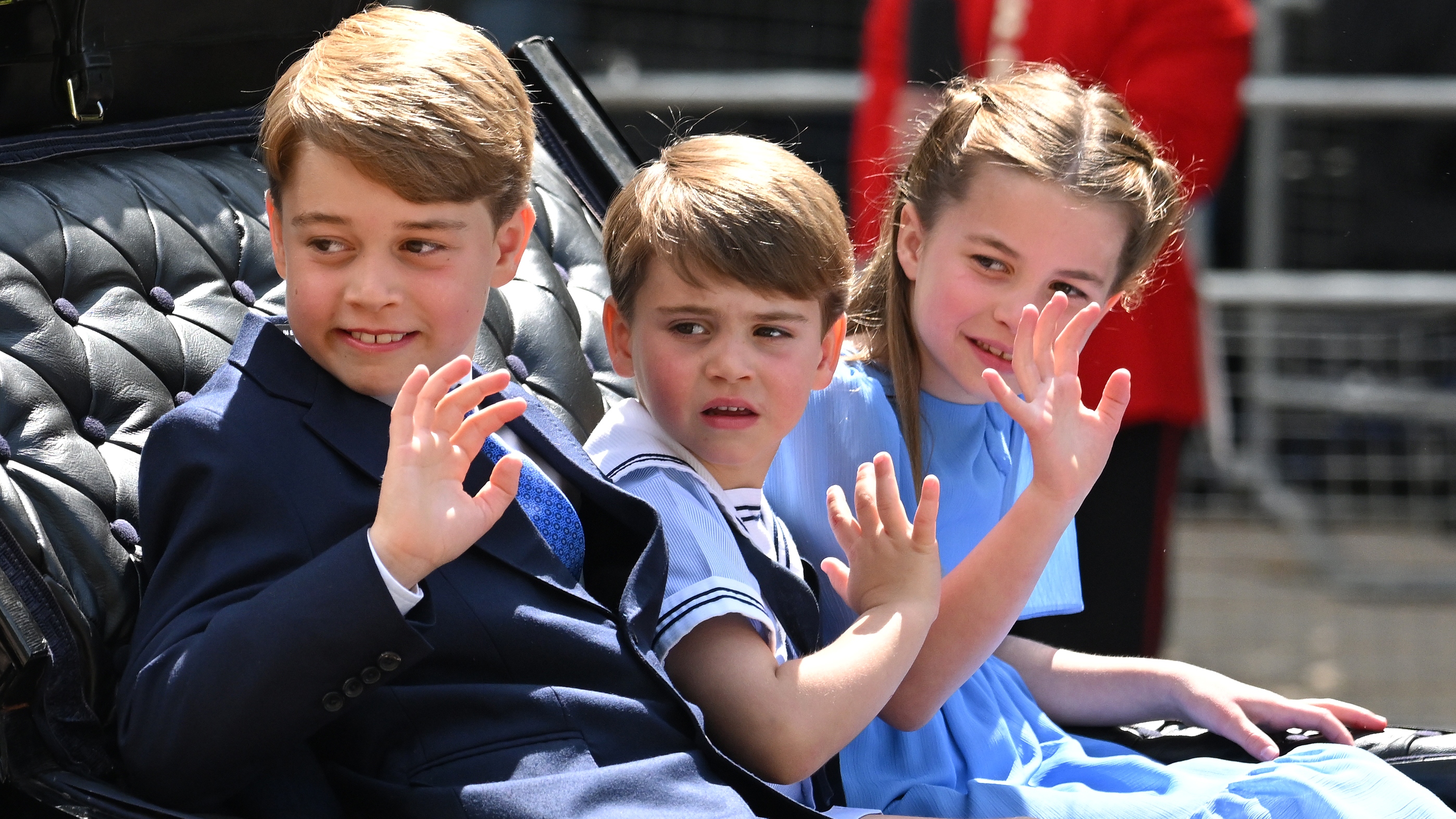 Princ George, princ Louis a princezna Charlotte v průvodu kočárů v Trooping the Color během platinového jubilea královny Alžběty II.