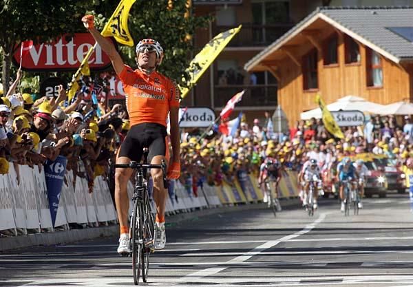 Mikel Astarloza (Euskaltel Euskadi) wins