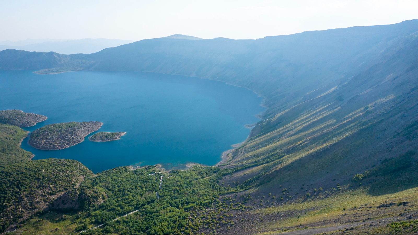 A photo of the crater and lake without snow taken from the top of the caldera