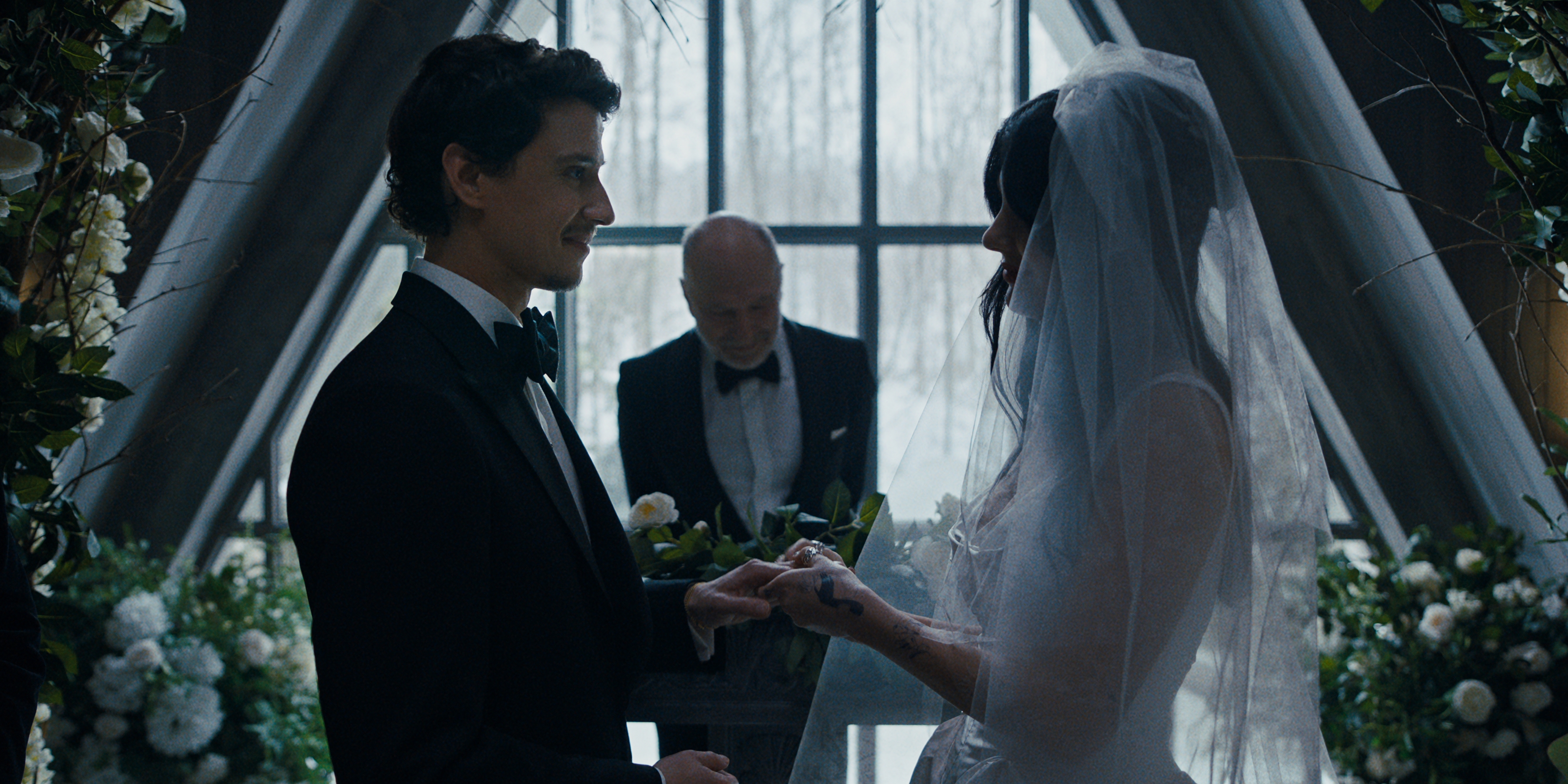 Адам ДиМарко в роли Ники Каннингема, Тед Левайн в роли Бориса, Камила Морроне в роли Рэйчел Харкин в роли Ники и Рэйчел произносят свои клятвы у алтаря в день свадьбы в финале фильма «Что-то очень плохое произойдет»