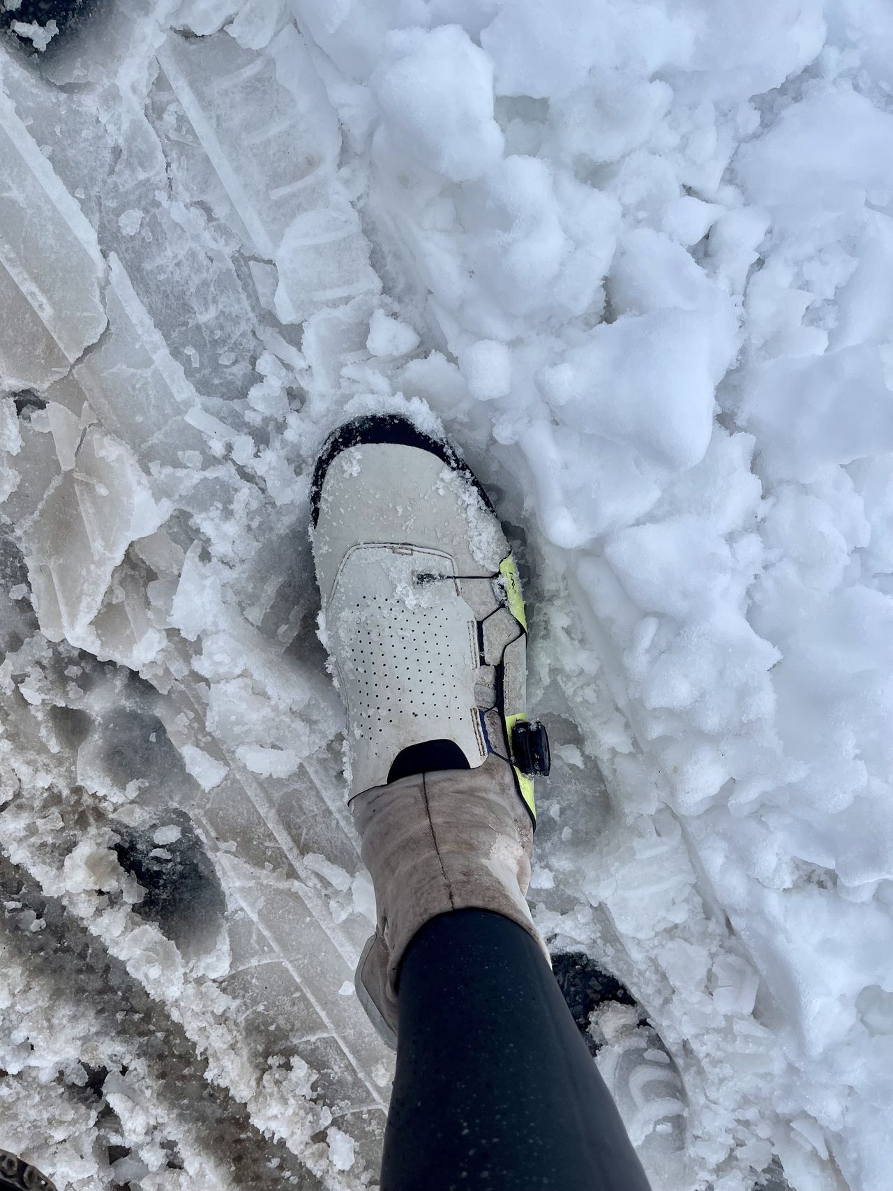 A cyclists shoe in the snow