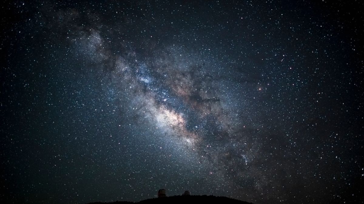 白大象星系在夜空中閃耀,深藍色和黑色,黑色在德克薩斯州的山上。