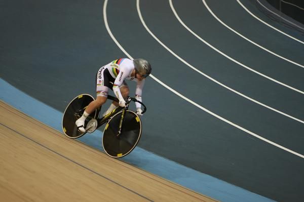 World Champion Anna Meares finishes off the gold medal performance